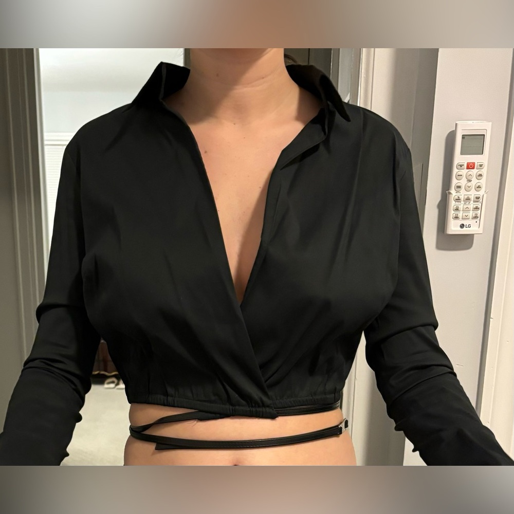 Black crop blouse with attach leather belt.

Brand Celyn b.